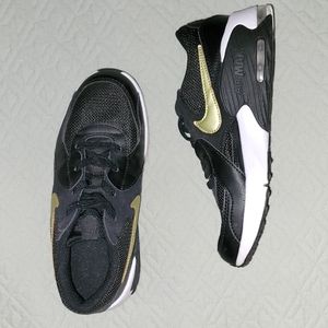 Youth boys size 2 Mike Air MAX shoes